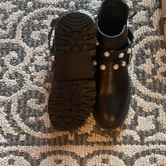 Black cut out booties with straps - Picture 5 of 9